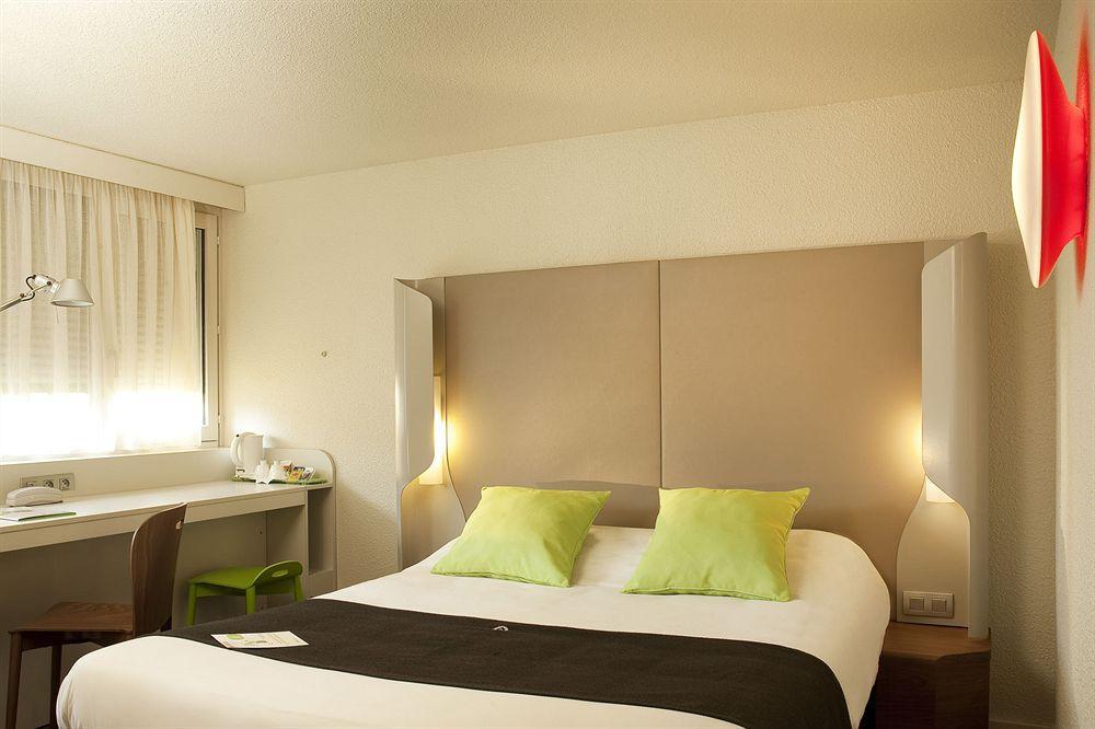 Campanile Lyon Est Aeroport Saint Exupery Hotell Eksteriør bilde