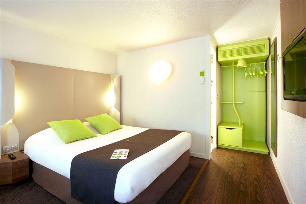 Campanile Lyon Est Aeroport Saint Exupery Hotell Eksteriør bilde