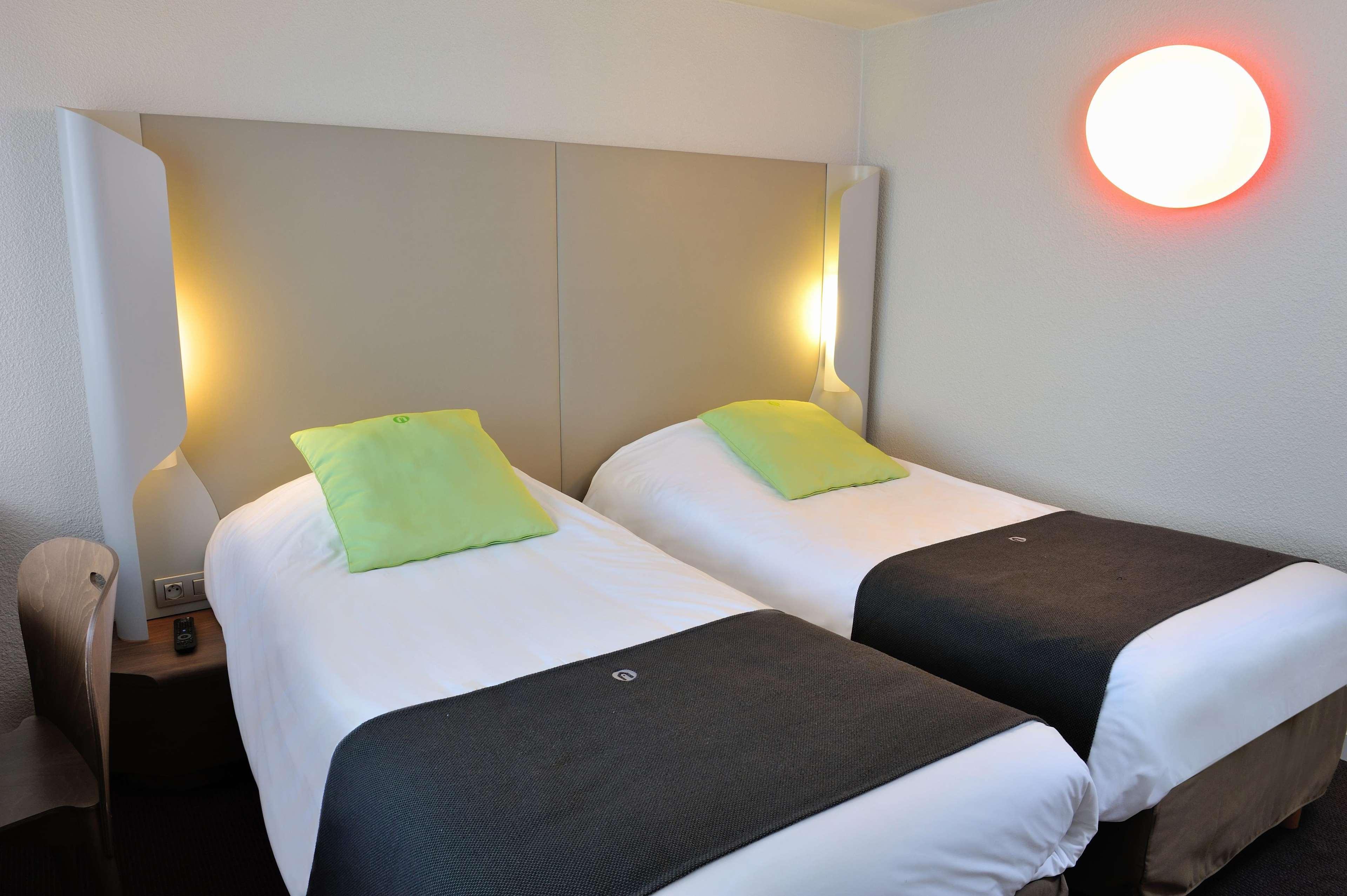 Campanile Lyon Est Aeroport Saint Exupery Hotell Eksteriør bilde