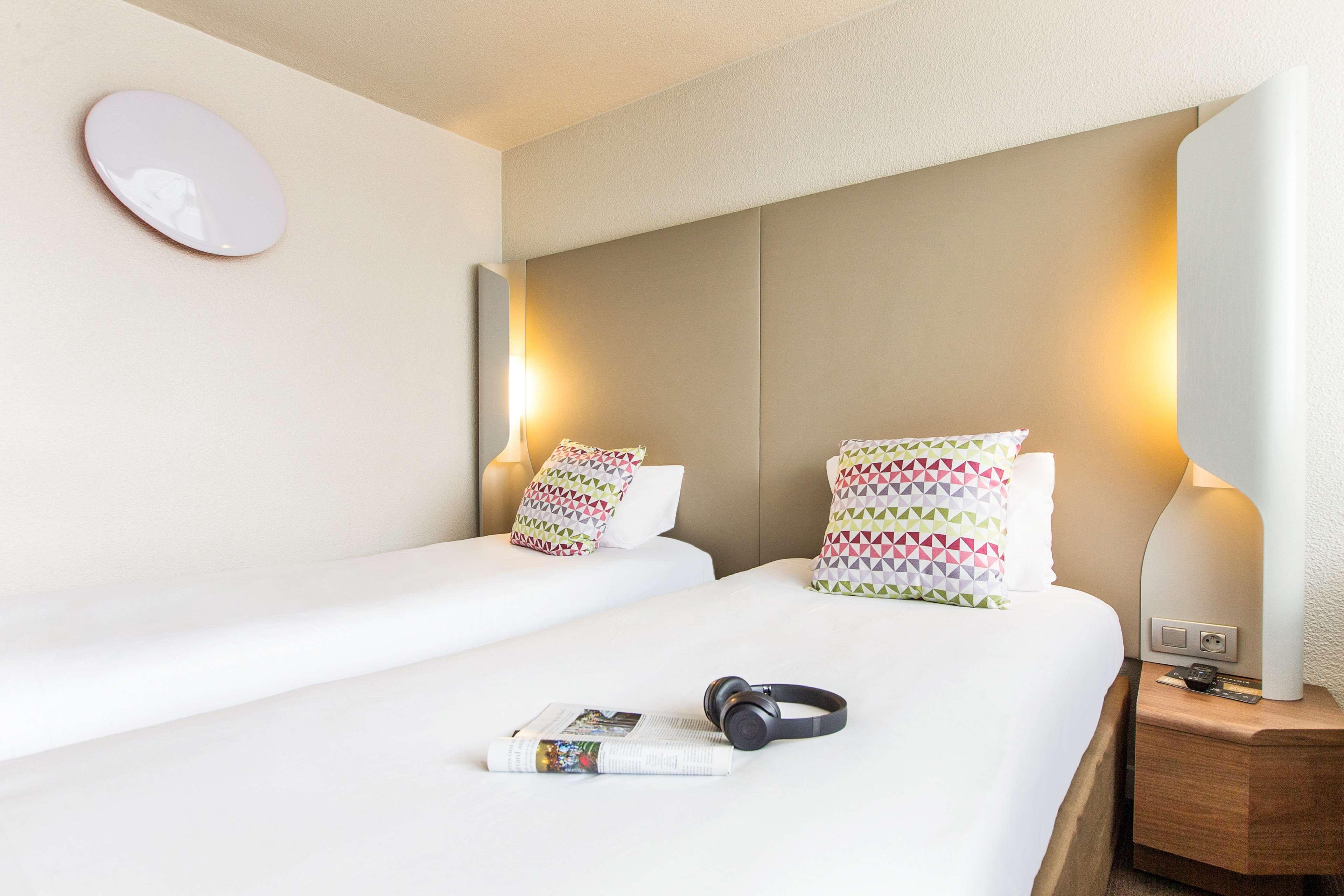 Campanile Lyon Est Aeroport Saint Exupery Hotell Eksteriør bilde