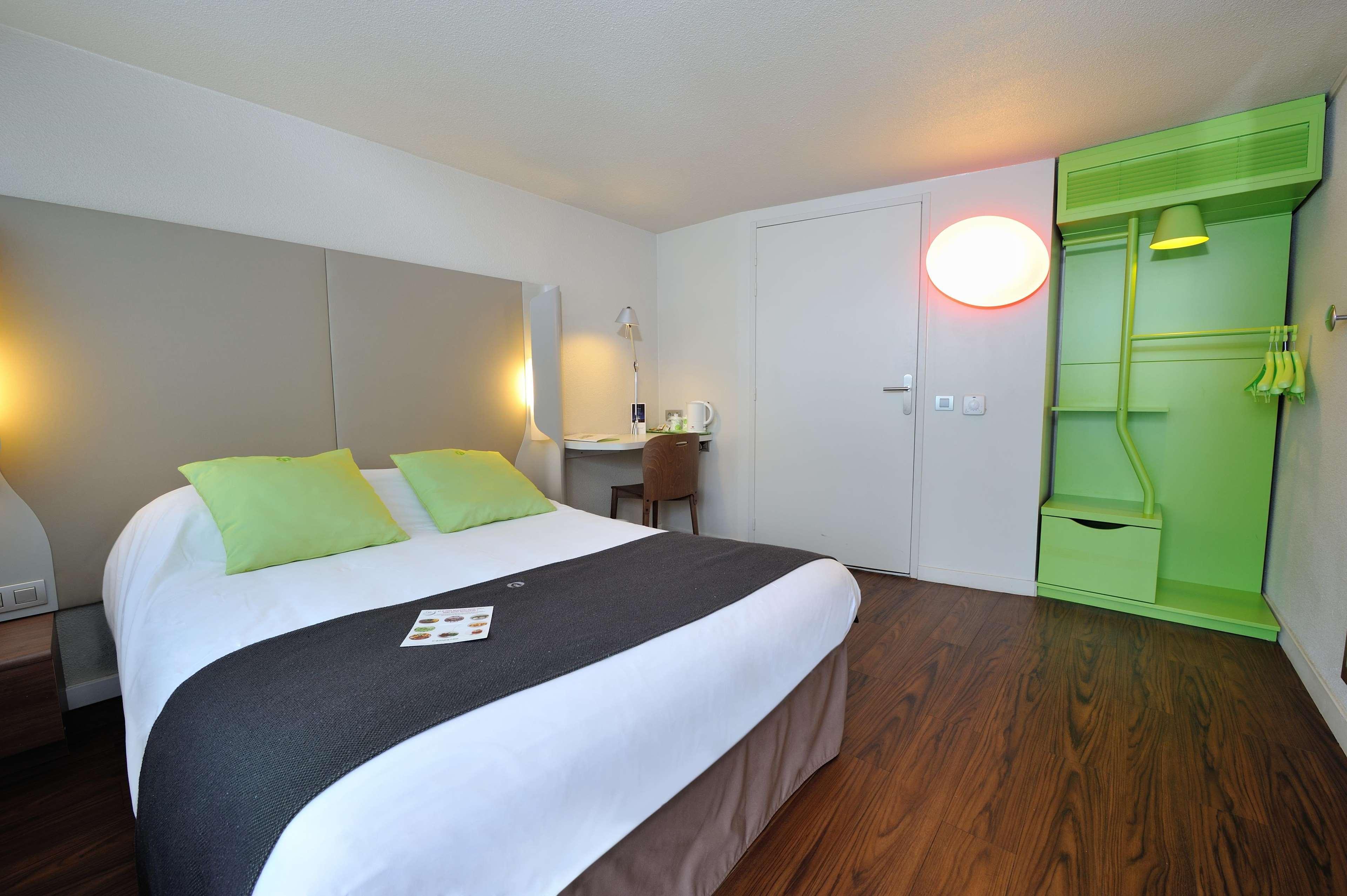 Campanile Lyon Est Aeroport Saint Exupery Hotell Eksteriør bilde