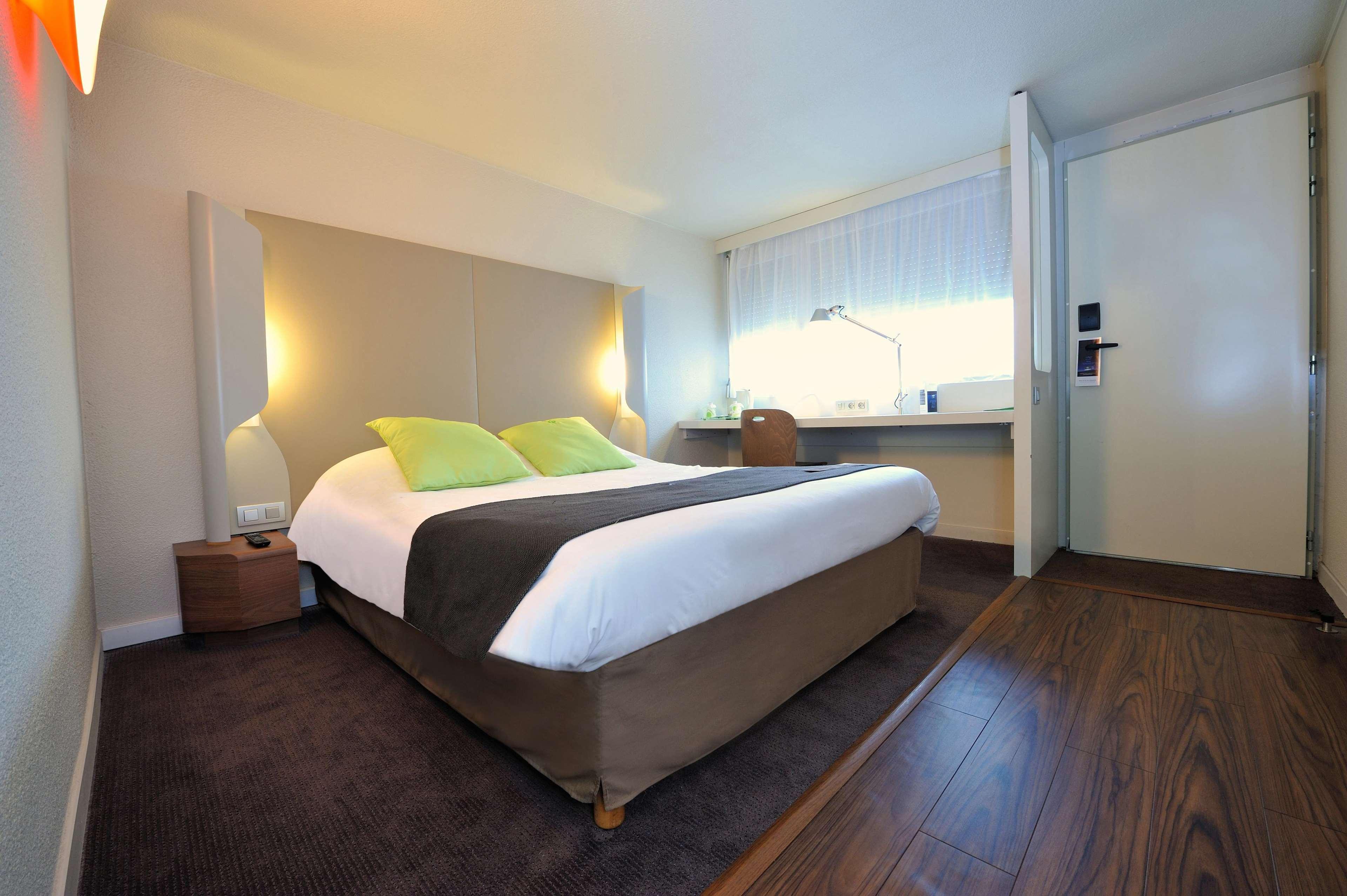 Campanile Lyon Est Aeroport Saint Exupery Hotell Eksteriør bilde