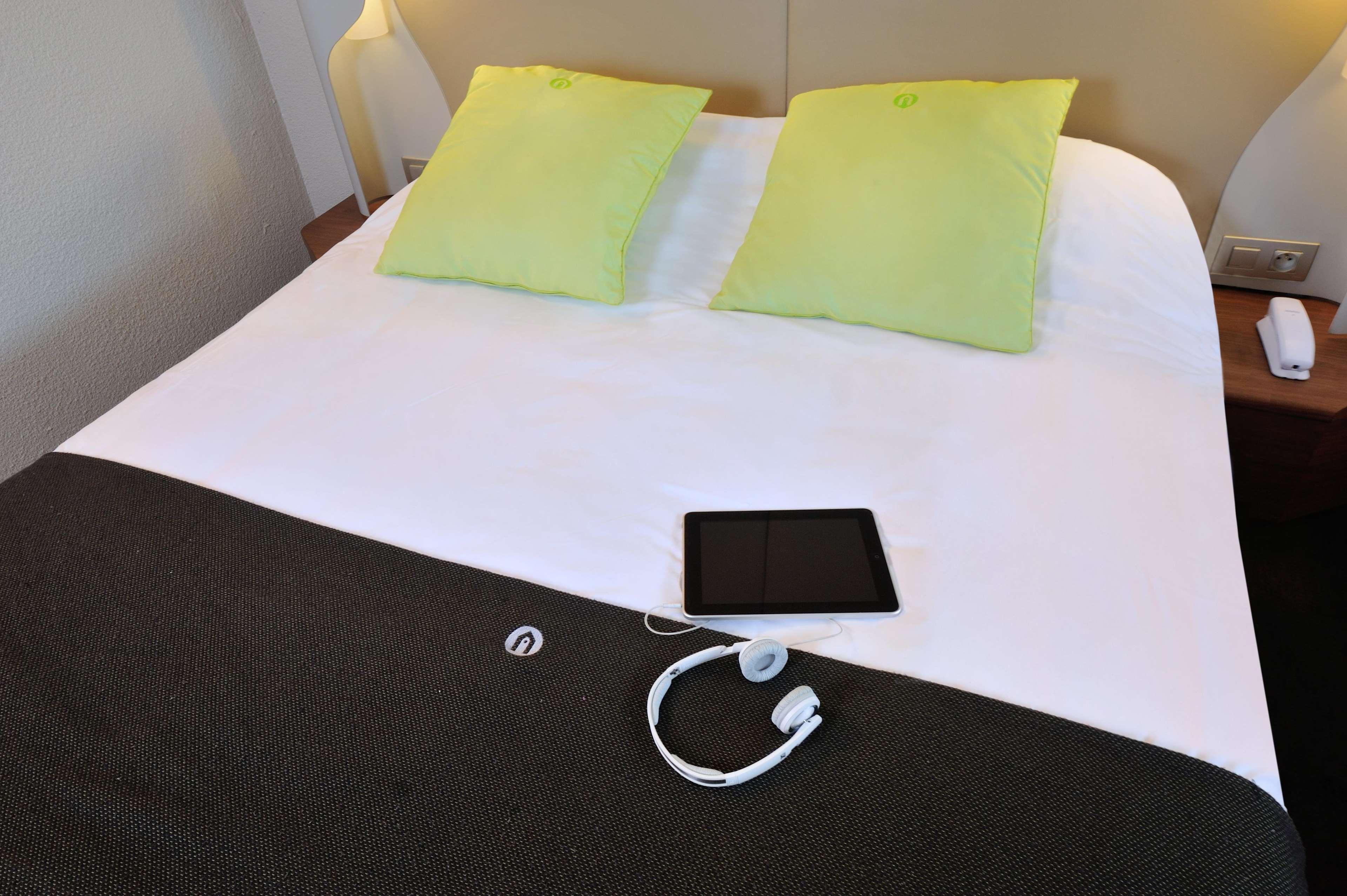Campanile Lyon Est Aeroport Saint Exupery Hotell Eksteriør bilde