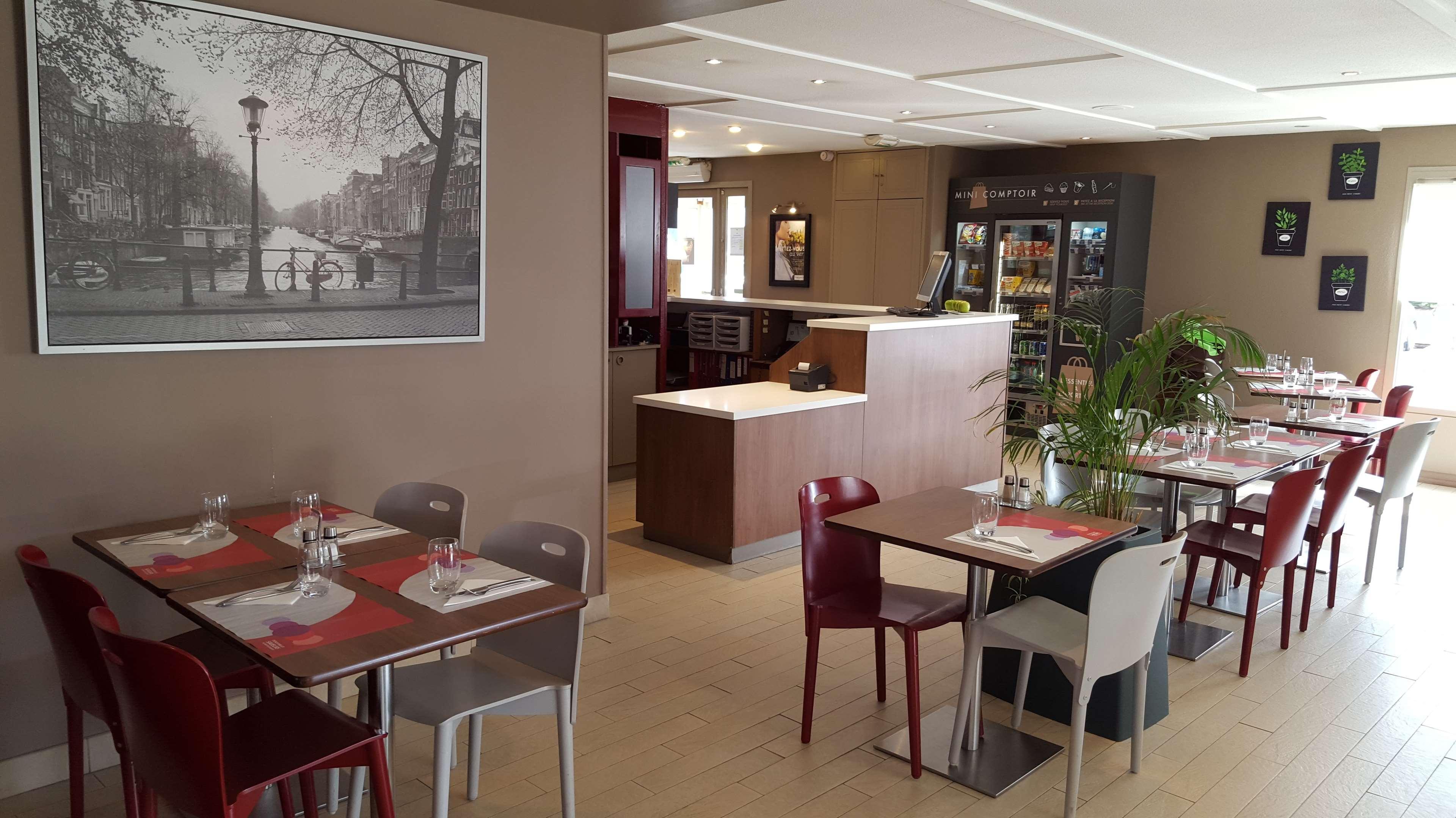 Campanile Lyon Est Aeroport Saint Exupery Hotell Eksteriør bilde