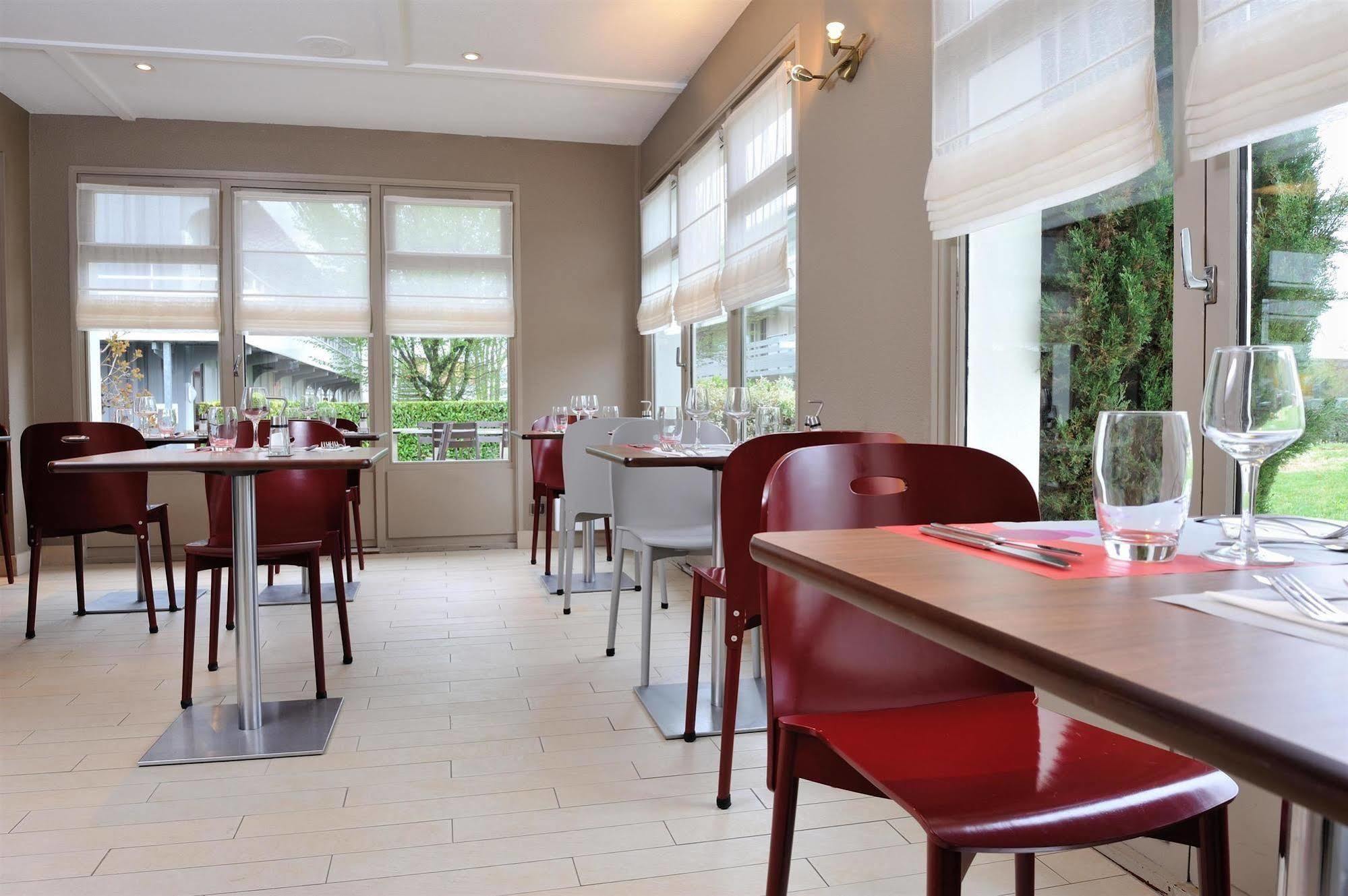 Campanile Lyon Est Aeroport Saint Exupery Hotell Eksteriør bilde